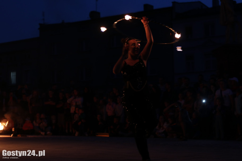 Pokaz Fire Show na rynku w Krobi