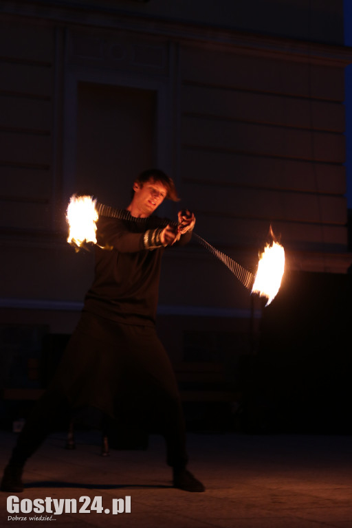 Pokaz Fire Show na rynku w Krobi