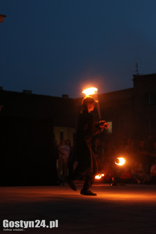 Pokaz Fire Show na rynku w Krobi