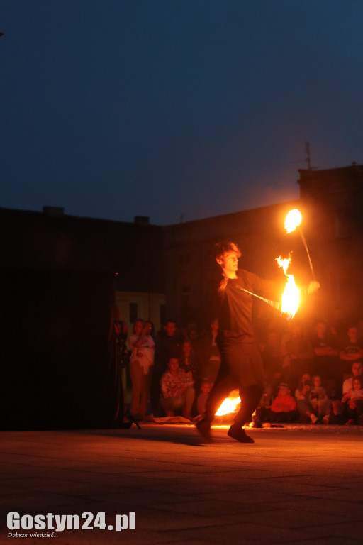 Pokaz Fire Show na rynku w Krobi