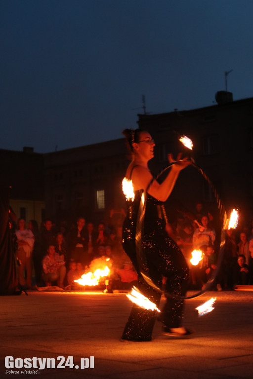 Pokaz Fire Show na rynku w Krobi