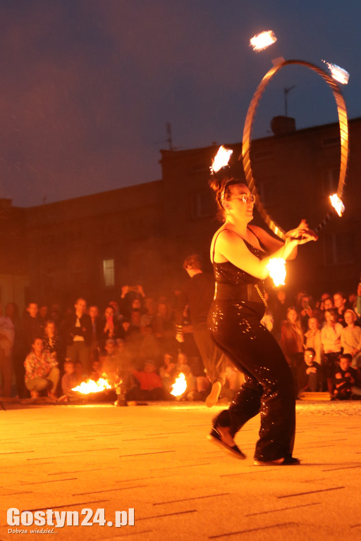Pokaz Fire Show na rynku w Krobi