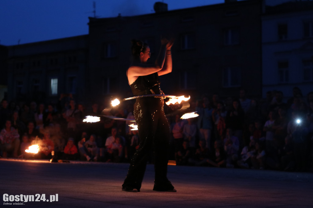 Pokaz Fire Show na rynku w Krobi