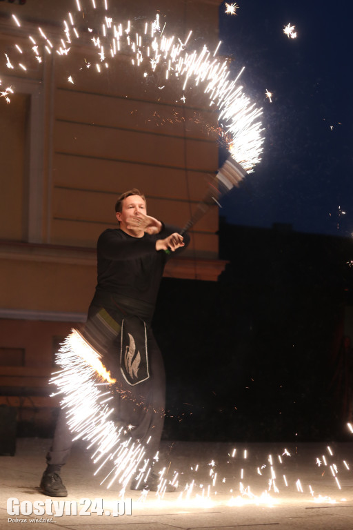 Pokaz Fire Show na rynku w Krobi