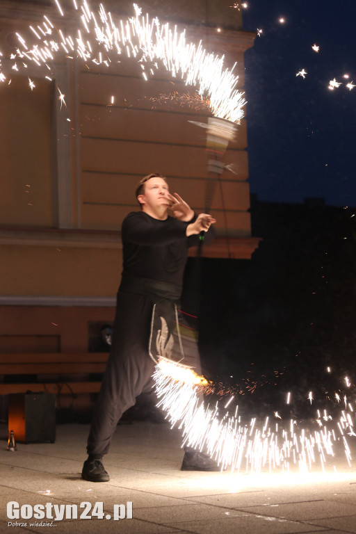 Pokaz Fire Show na rynku w Krobi