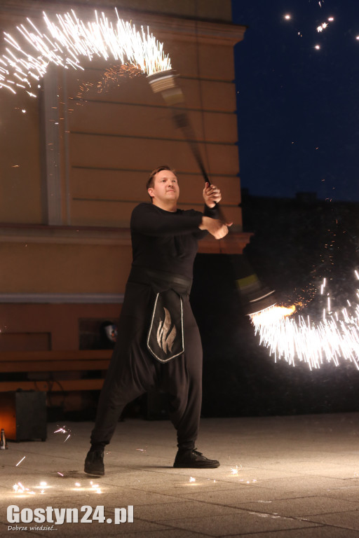 Pokaz Fire Show na rynku w Krobi