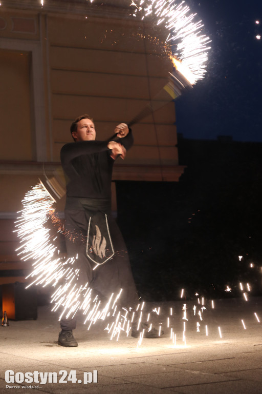 Pokaz Fire Show na rynku w Krobi