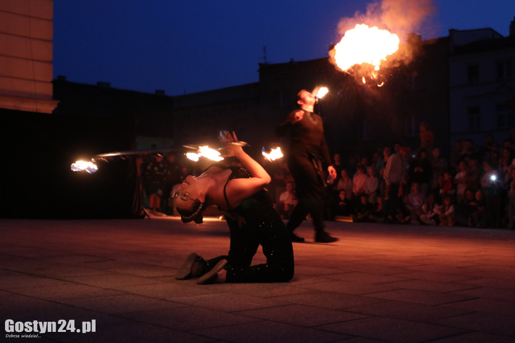 Pokaz Fire Show na rynku w Krobi