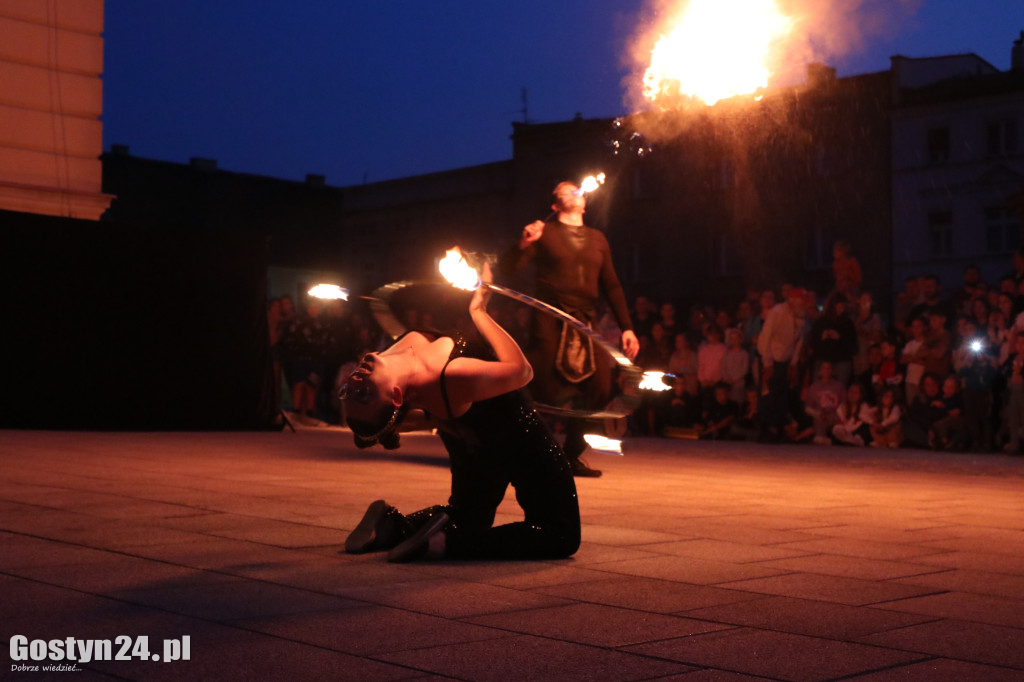 Pokaz Fire Show na rynku w Krobi