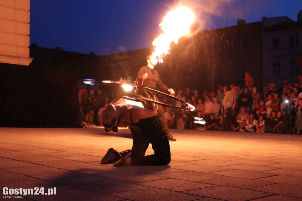 Pokaz Fire Show na rynku w Krobi