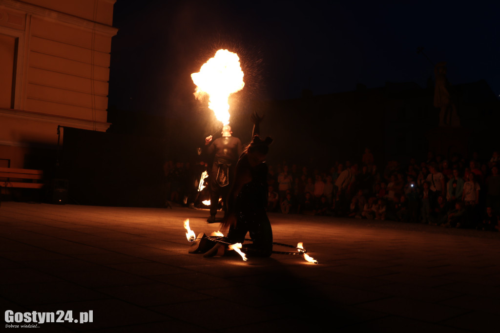 Pokaz Fire Show na rynku w Krobi