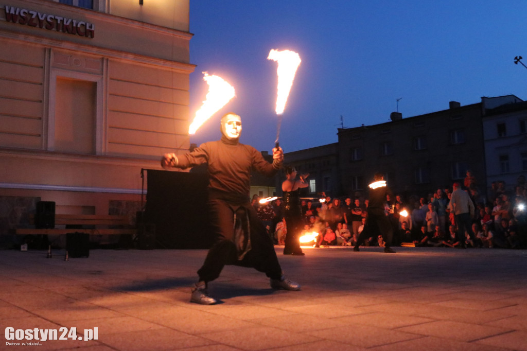 Pokaz Fire Show na rynku w Krobi