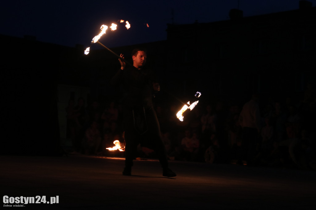 Pokaz Fire Show na rynku w Krobi