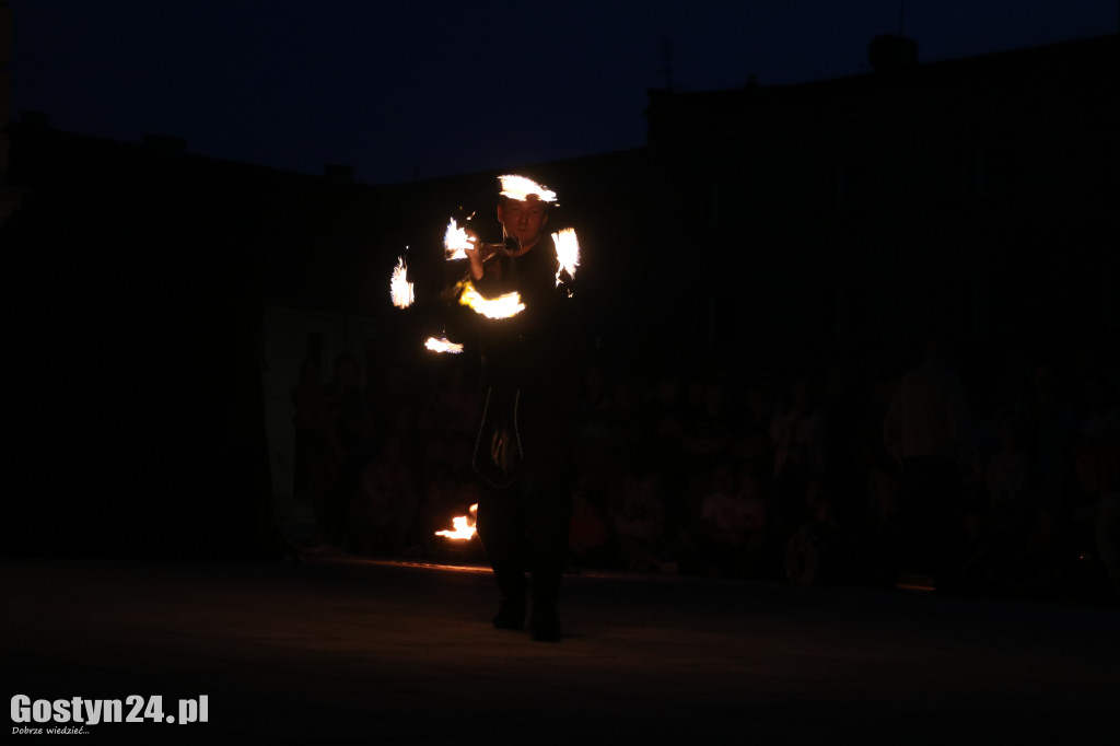 Pokaz Fire Show na rynku w Krobi