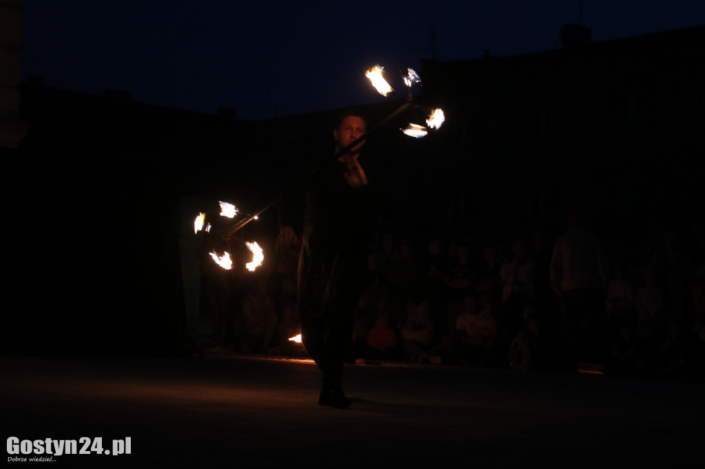 Pokaz Fire Show na rynku w Krobi