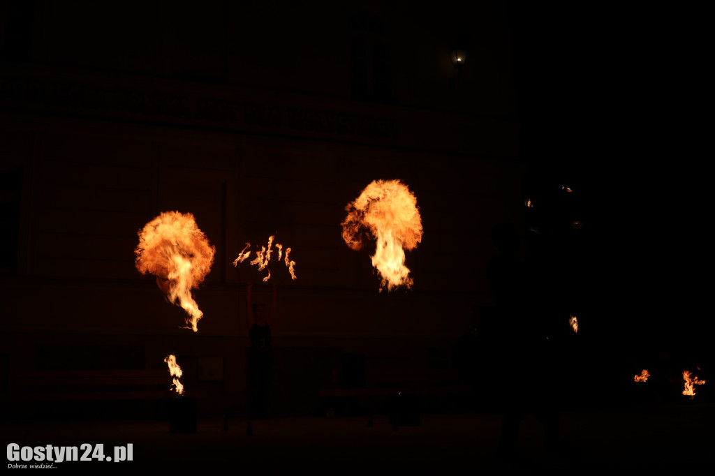 Pokaz Fire Show na rynku w Krobi