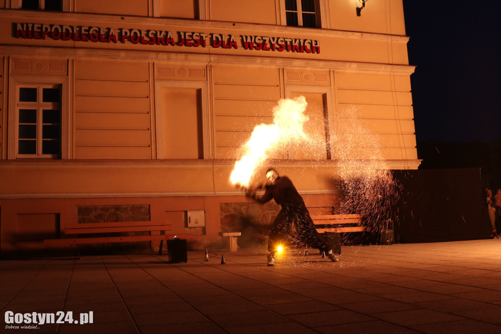 Pokaz Fire Show na rynku w Krobi