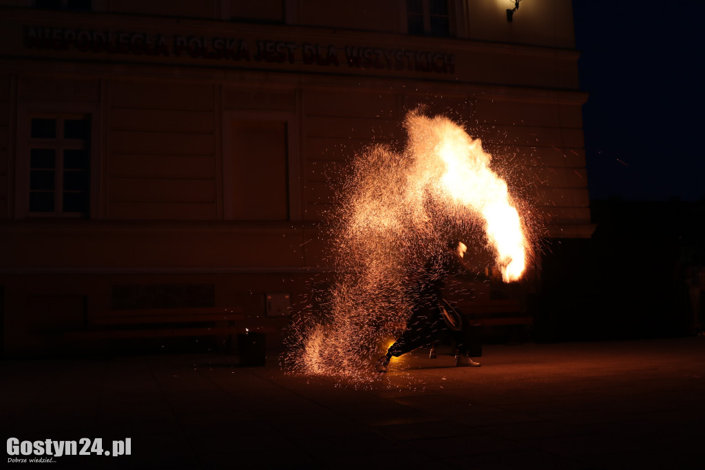 Pokaz Fire Show na rynku w Krobi