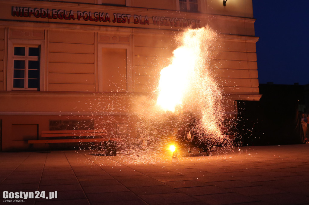 Pokaz Fire Show na rynku w Krobi