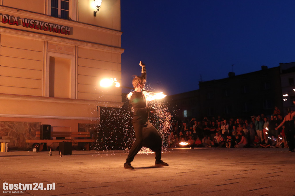 Pokaz Fire Show na rynku w Krobi