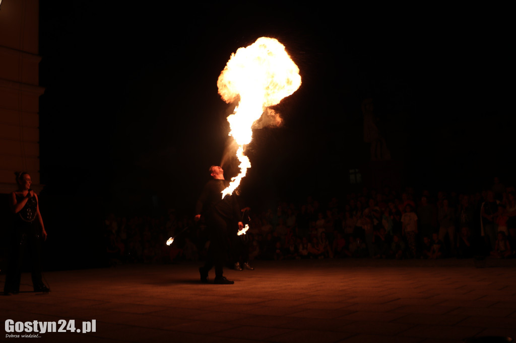 Pokaz Fire Show na rynku w Krobi