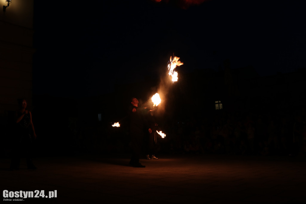 Pokaz Fire Show na rynku w Krobi