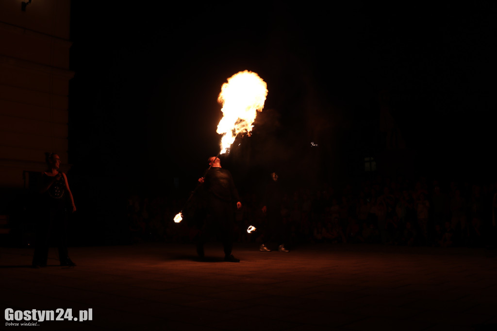 Pokaz Fire Show na rynku w Krobi