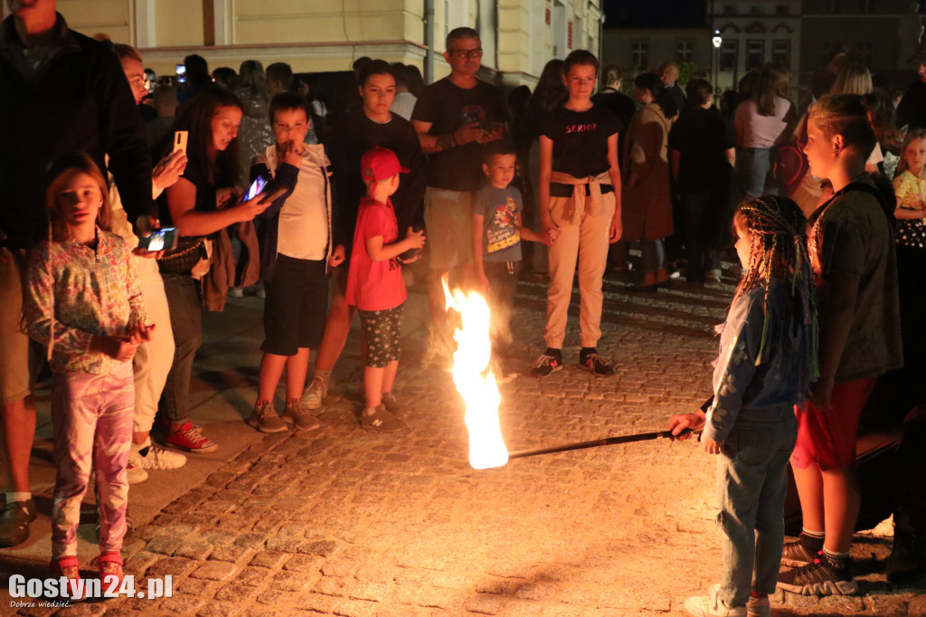 Pokaz Fire Show na rynku w Krobi