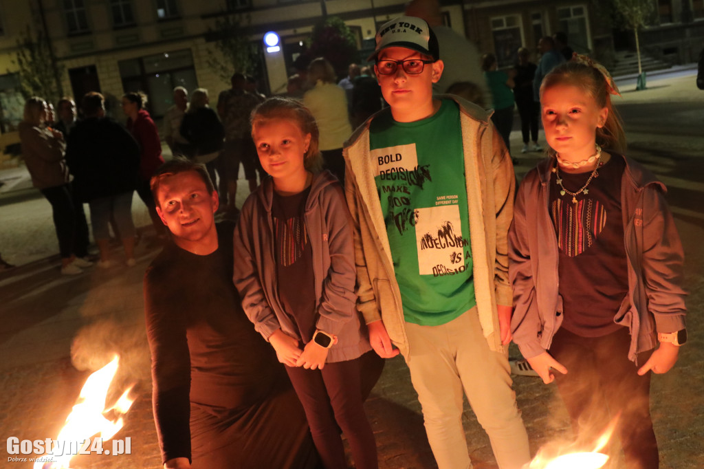 Pokaz Fire Show na rynku w Krobi