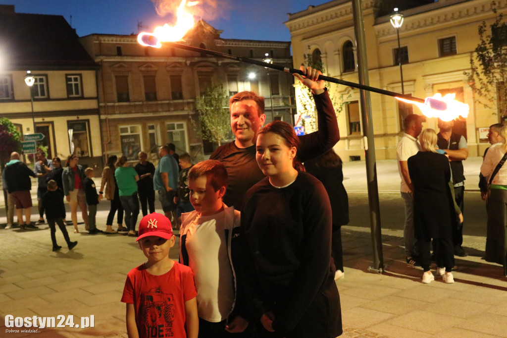 Pokaz Fire Show na rynku w Krobi
