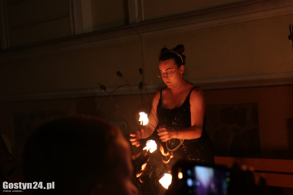 Pokaz Fire Show na rynku w Krobi