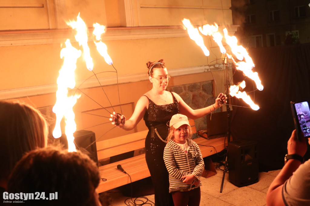 Pokaz Fire Show na rynku w Krobi