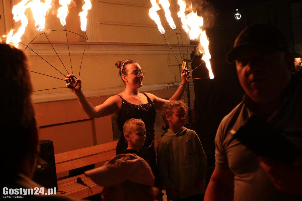 Pokaz Fire Show na rynku w Krobi