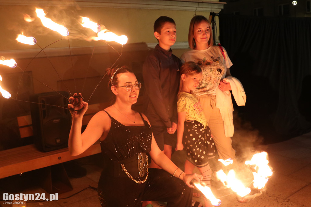 Pokaz Fire Show na rynku w Krobi
