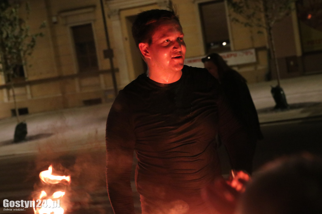 Pokaz Fire Show na rynku w Krobi
