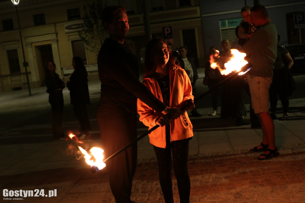 Pokaz Fire Show na rynku w Krobi