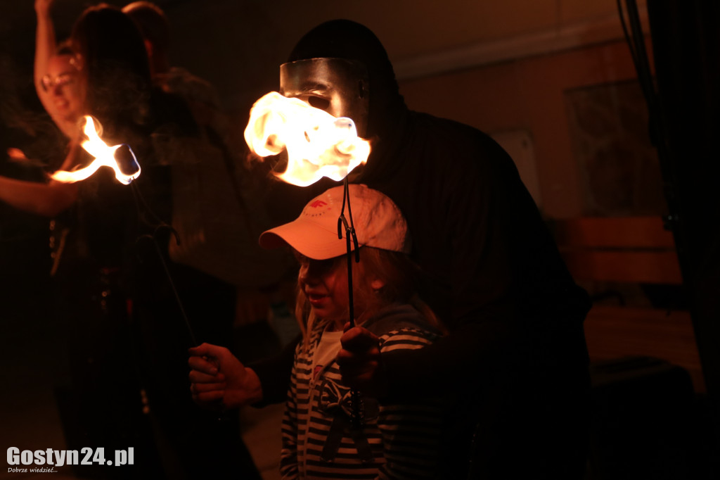 Pokaz Fire Show na rynku w Krobi