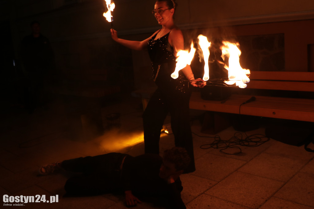 Pokaz Fire Show na rynku w Krobi
