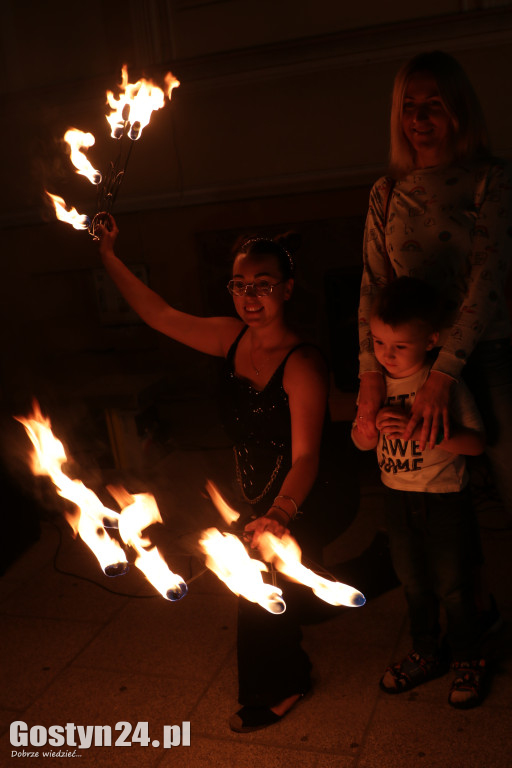 Pokaz Fire Show na rynku w Krobi