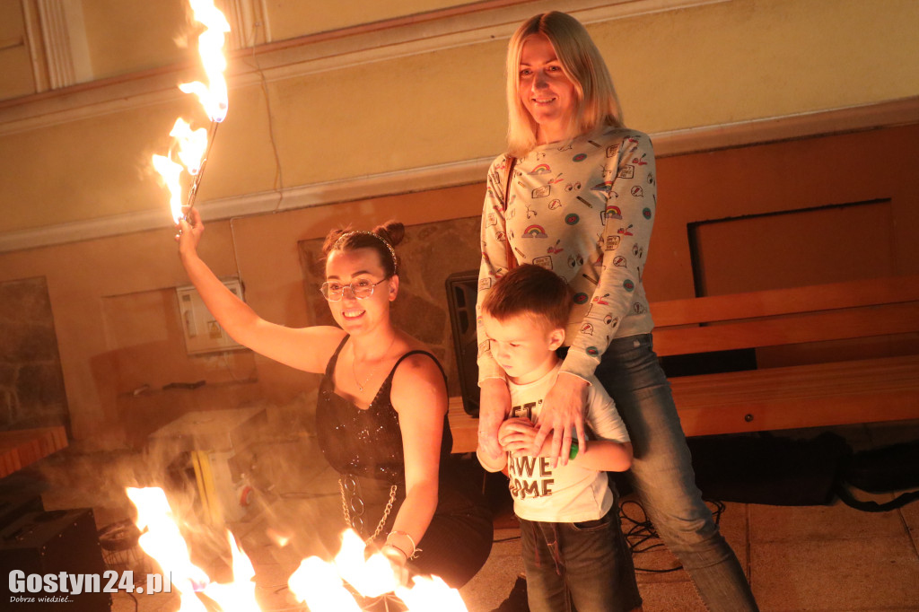 Pokaz Fire Show na rynku w Krobi