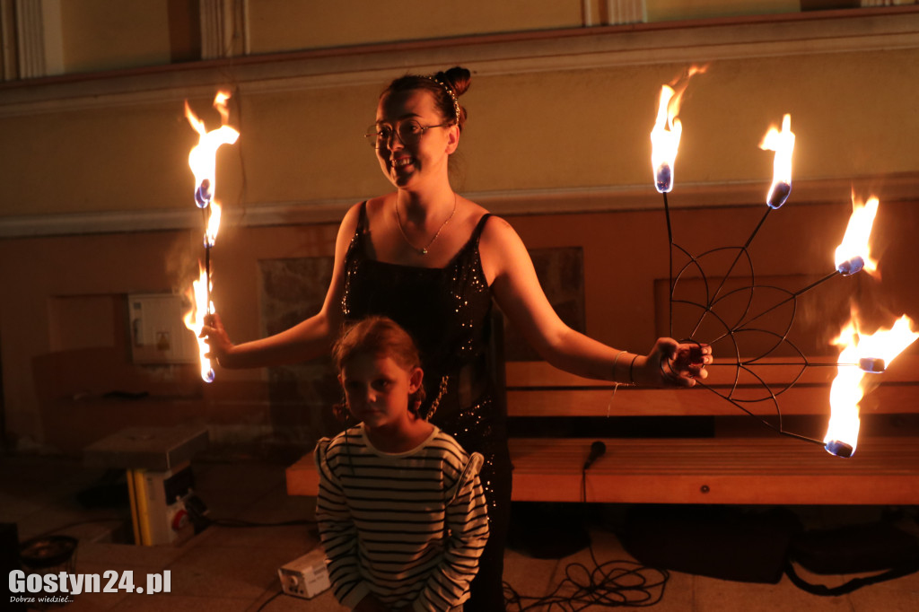 Pokaz Fire Show na rynku w Krobi