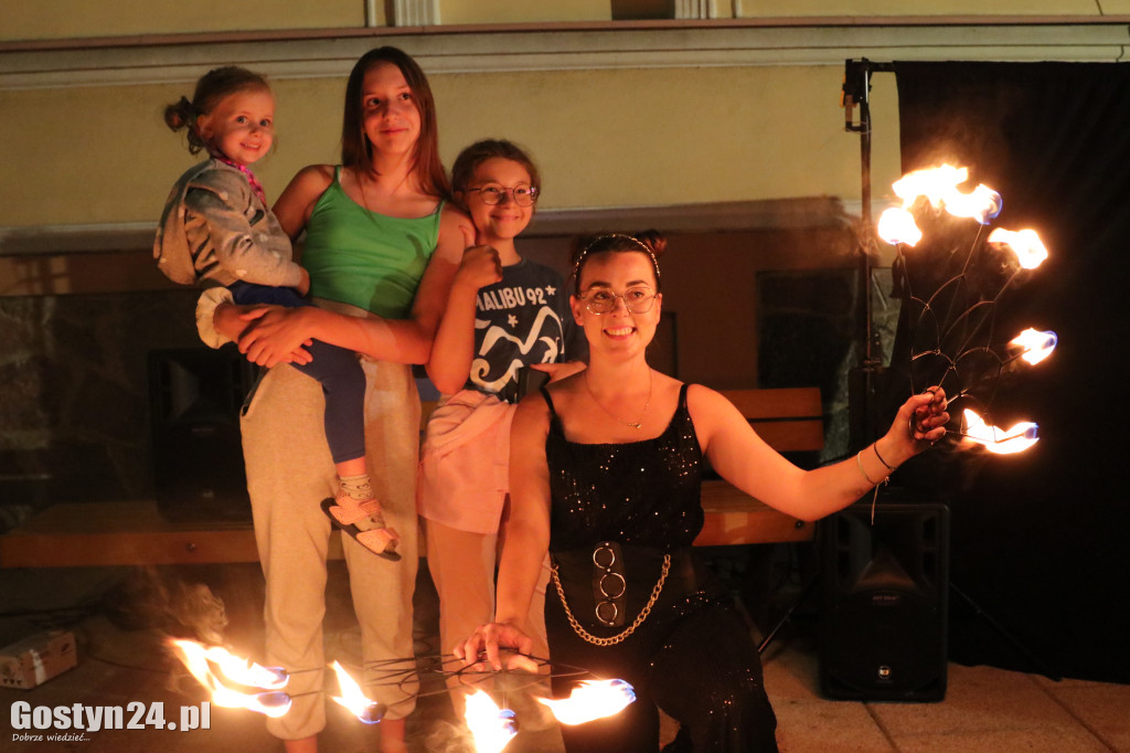 Pokaz Fire Show na rynku w Krobi