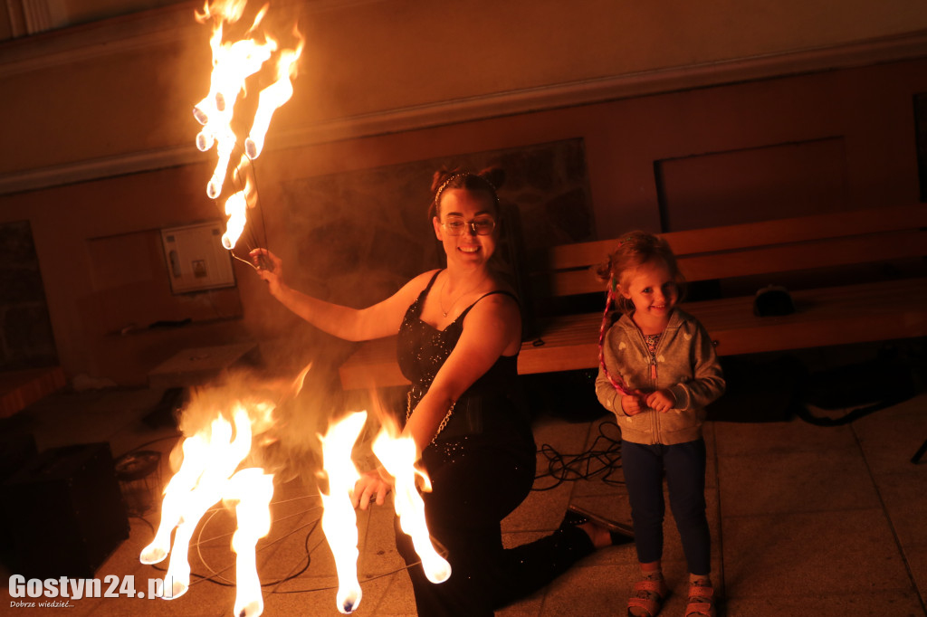 Pokaz Fire Show na rynku w Krobi