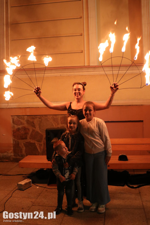 Pokaz Fire Show na rynku w Krobi