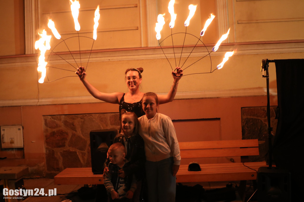 Pokaz Fire Show na rynku w Krobi