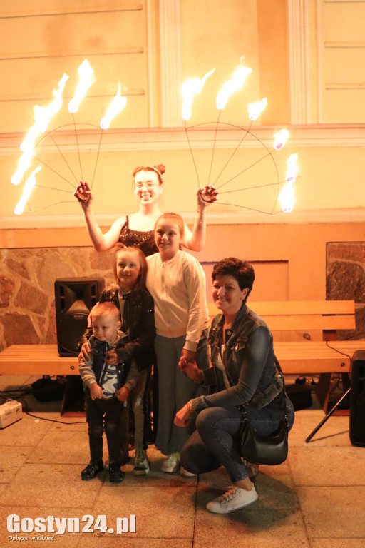 Pokaz Fire Show na rynku w Krobi