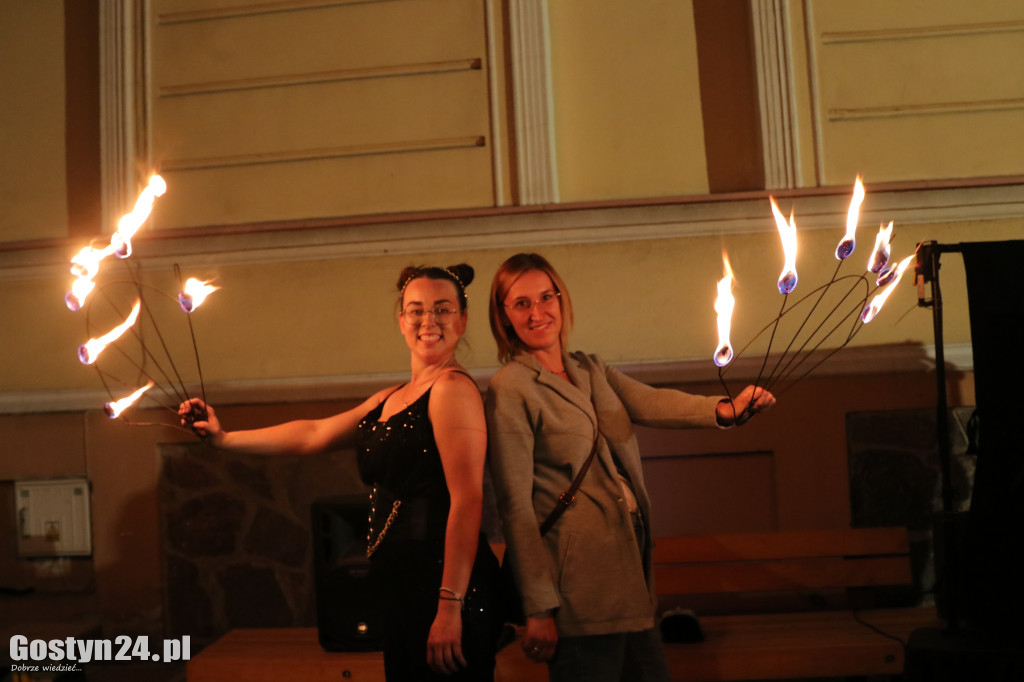 Pokaz Fire Show na rynku w Krobi