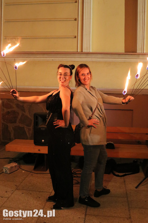 Pokaz Fire Show na rynku w Krobi