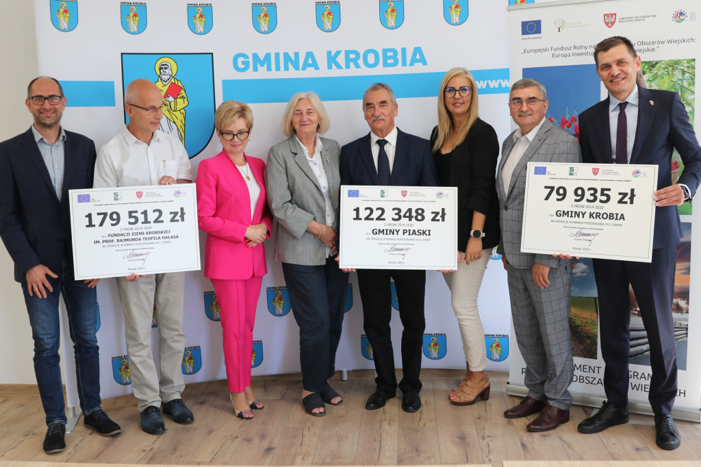 Podpisanie umów na Wyspie Kasztelańskiej w Krobi