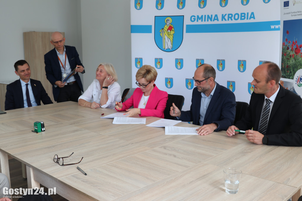 Podpisanie umów na Wyspie Kasztelańskiej w Krobi